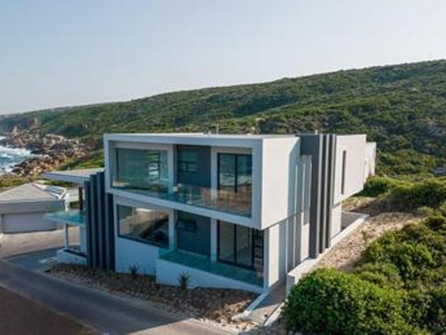 luxury coastal residence in pinnacle.