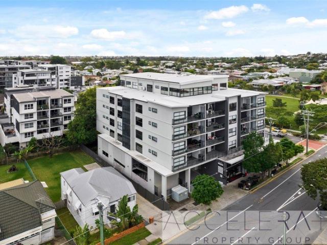 Luxury Corner Apartment with Leafy Outlook & Exceptional Convenience