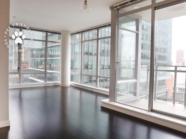Luxury Corner Suite with A/C, Mountain & City Views from 17th floor! | Available November 1