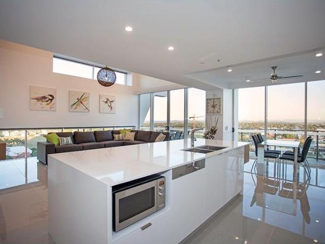 LUXURY CBD PENTHOUSE WITH AMAZING VIEWS