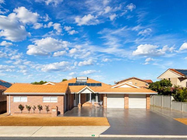 Luxury Central Geraldton Living Pool, Huge Powered Shed & 3 Garages