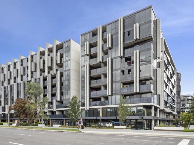 LUXURY CENTRAL LIVING AT MIDNIGHT Flexible furnishing options available