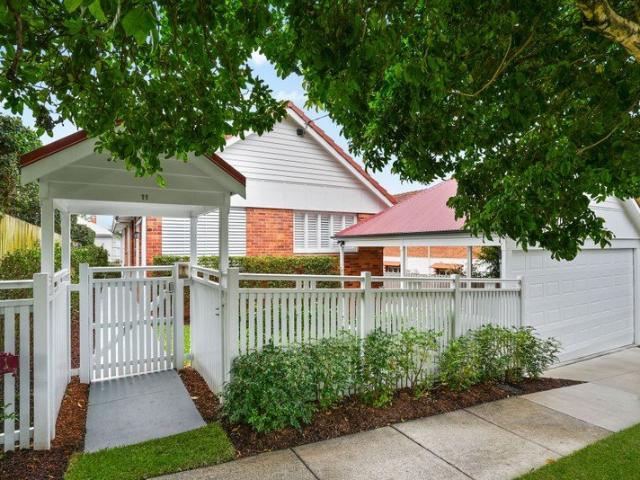 Luxury Clayfield Living!
