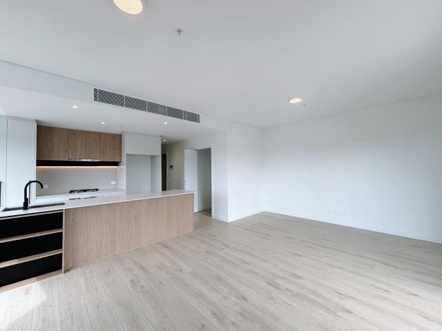 Luxury and nearly BRAND NEW Two bedrooms apartment & Super convenient location with Train station and shopprint centre & Spacious with natural light