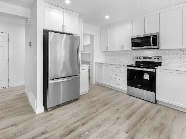 Luxury and Chic 3 Bedroom Main Floor Townhouse in Cavanagh!