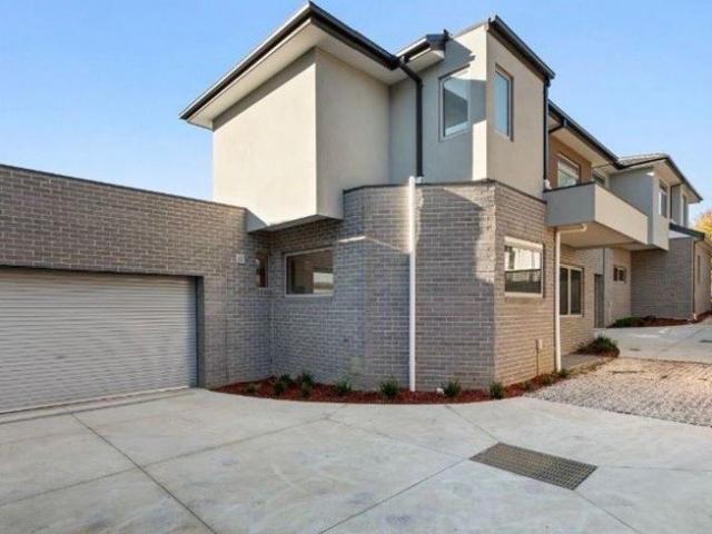 LUXURY AND GLAMOROUS TOWNHOUSE FOR LEASE