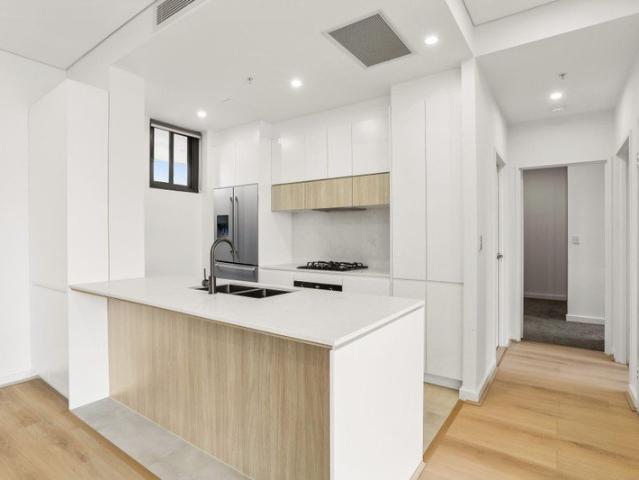 Luxury and Spacious Two Bedroom Apartment near Train Station