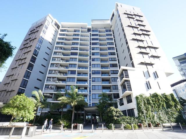 Luxury Absolute Waterfront Living | High Floor Pinnacle Residence | Fully Furnished | 2 Car Spaces + Storage Cage