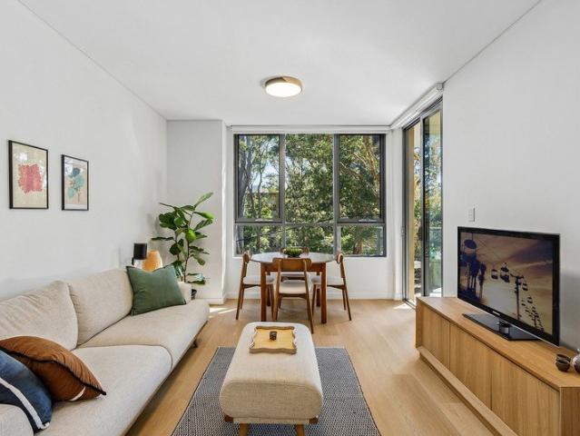 Luxury apartment bathed in greenery