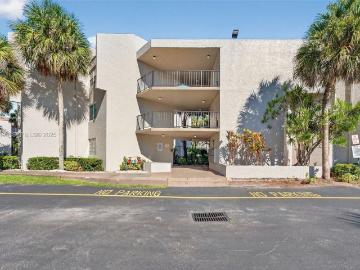 Luxury apartment complex for rent in Coral Springs, Florida