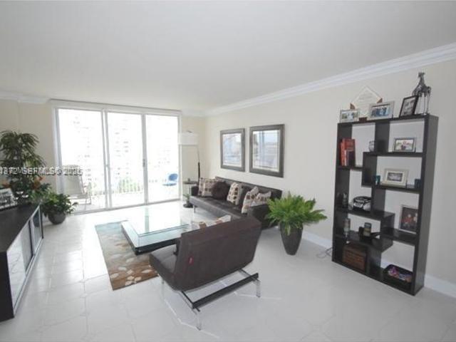 Luxury apartment complex for rent in Aventura, United States