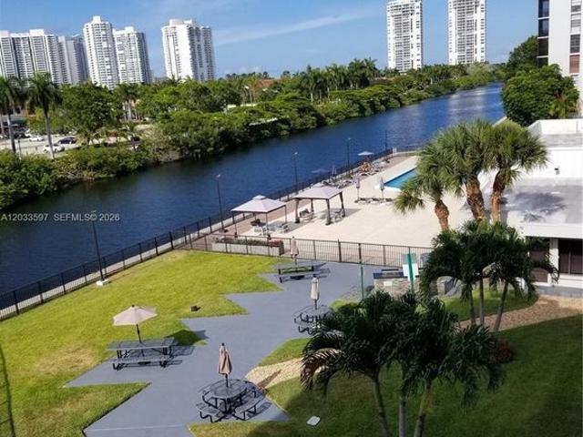 Luxury apartment complex for rent in Aventura, United States