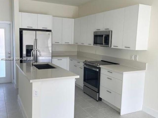 Luxury apartment complex for rent in Doral, United States