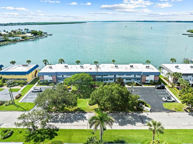 Luxury apartment complex for rent in Hutchinson Island South, United States