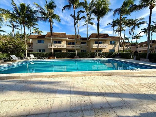 Luxury apartment complex for rent in Palmetto Bay, United States