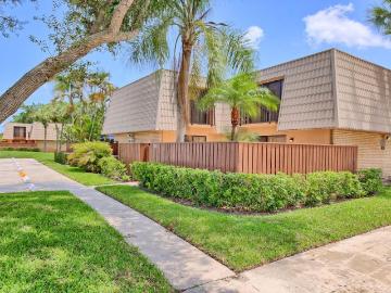Luxury apartment complex for rent in West Palm Beach, Florida