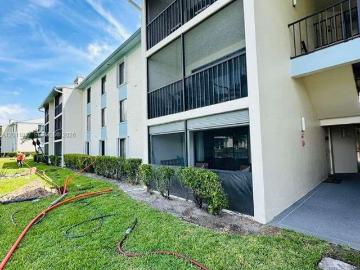 Luxury apartment complex for rent in West Palm Beach, United States