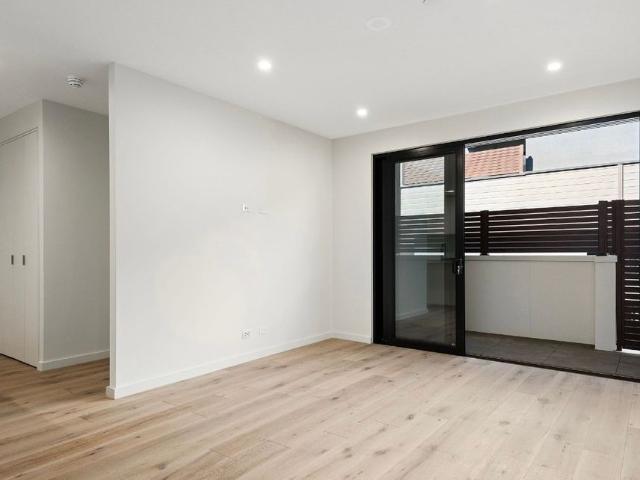 Luxury Apartment in McKinnon School Zone!