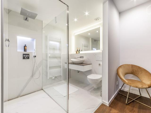 Luxury apartment in the center of Munich Maxvorstadt with separate Homeoffice. Smart Home & luxury hotel bed. Freshly renovated Munchen Amsterdam Apartments for Rent