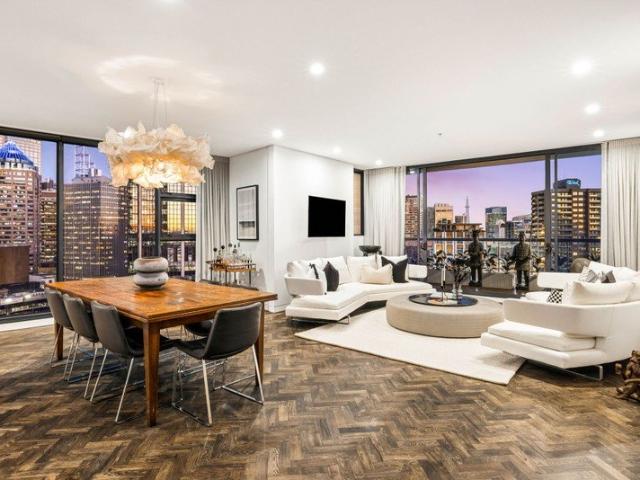 Luxury apartment in the prestigious Stamford Residences