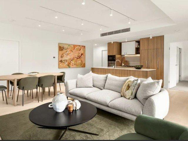 Luxury Apartment ! Walk To All Amenities. Ready To Move Soon! 2 plus study!