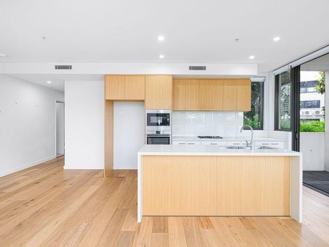 Luxury Apartment With Harbour Bridge Views In Sought After 'Ivory' Complex