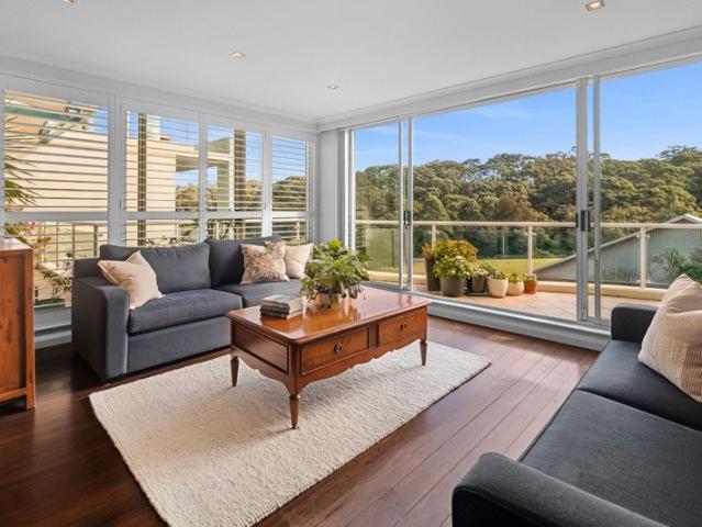 Luxury apartment with north facing reserve and bay outlooks