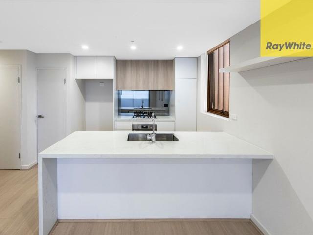 Luxury Apartment with Separate Study Move in Immediately