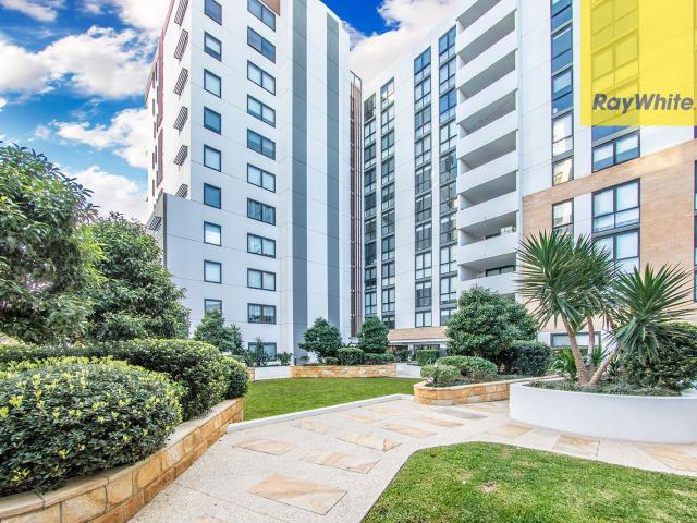 Luxury Apartment with Separate Study Move in Immediately