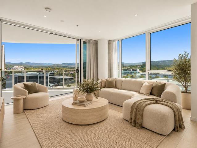 LUXURY APARTMENT WITH SPECTACULAR HINTERLAND VIEWS IN PRIME BUILDING LOCATION