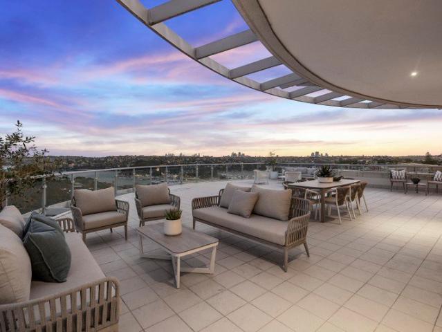 Luxury apartment with spectacular Middle Harbour panorama
