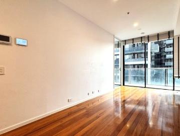 Luxury Apartment with Stunning Views and Amenities in Docklands
