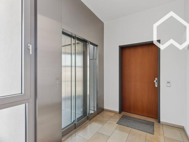 Luxury Apartment with River and Skyline View, Frankfurt Amsterdam Apartments for Rent