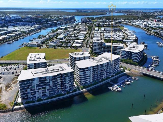 Luxury Apartment with Water Views in Hope Island
