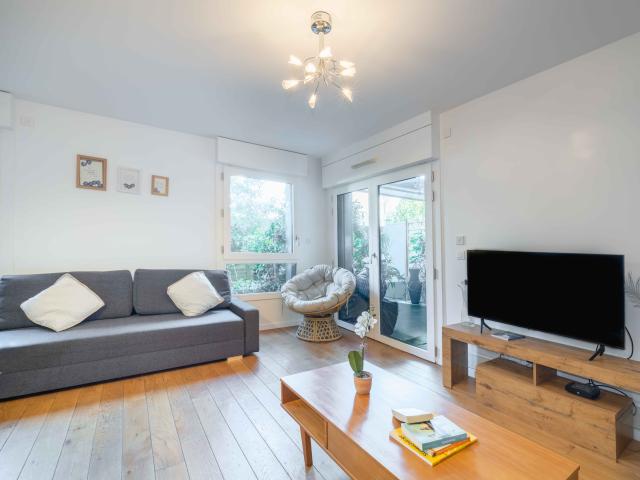 Luxury apartment, 30 m² terrace & private Jacuzzi Close to RER C station, 5 minutes from Porte de Paris 20 minutes from central Paris