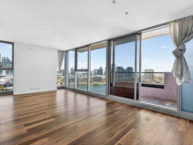 Luxury apartment 3 Beds 3Baths with Great Views in the Quays come with 2 car parks on level 20!