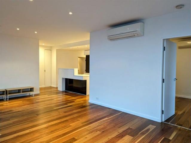 Luxury apartment 3 Beds 3Baths with Great Views in the Quays come with 2 car parks on level 20!
