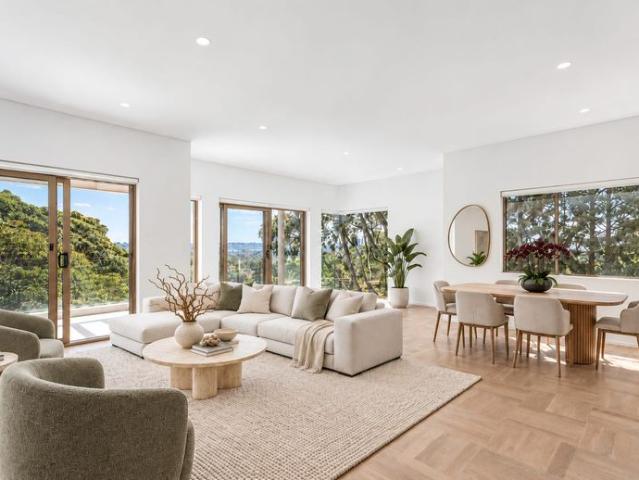 LUXURY BONDI BEACH PENTHOUSE WITH SWEEPING DISTRICT & HARBOUR VIEWS!