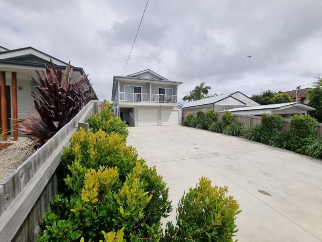 Luxury Bayside living for SINGLES. Rare! unfurnished studio with bay views