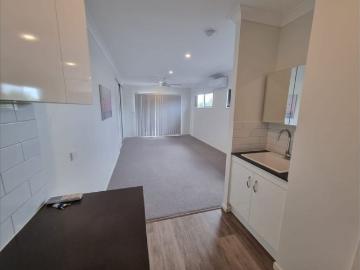 Luxury Bayside living for SINGLES. Rare! unfurnished studio with bay views