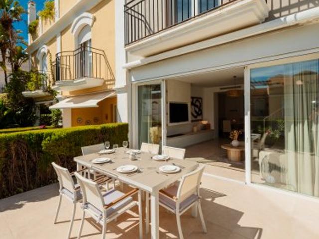 Luxury beachfront 3 bed holiday rental with sea views in Marbella East