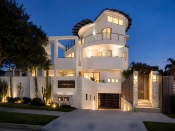 Beachside Multi Level Villa With Internal Elevator