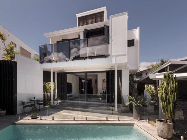 Luxury Beachside Living – Mermaid Beach $2,900 per week | 4 Bed | 2.5 Bath | 2 Car | Pool including all bills!