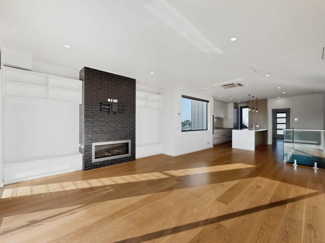 Luxury Beachside Penthouse with Spectacular Bay & City Views