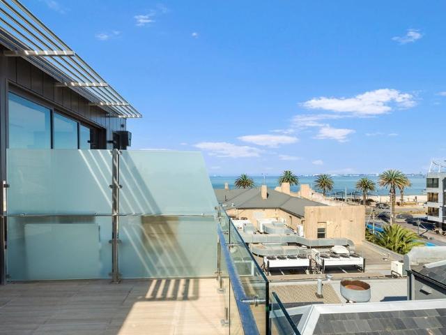 Luxury Beachside Penthouse with Spectacular Bay & City Views