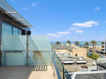 Luxury Beachside Penthouse with Spectacular Bay & City Views