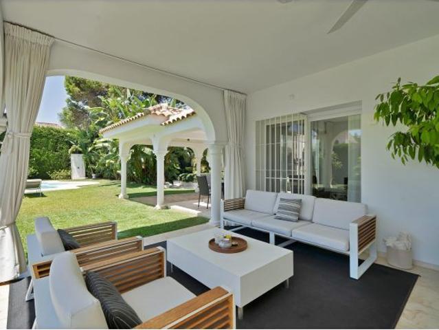 Luxury Beachside Villa, 2 Minutes Walk To The Beach, July & August