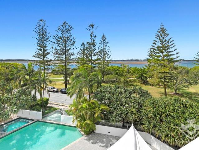 LUXURY BROADWATER LIVING RARE OPPORTUNITY IN LUMIERE RESIDENCES