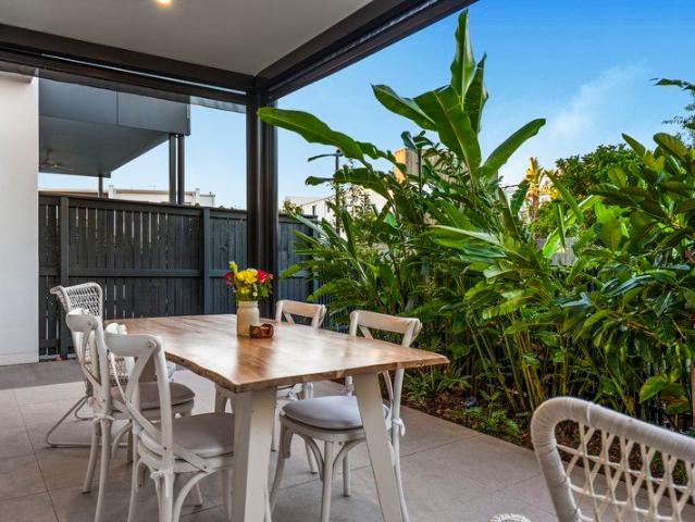 Luxury Garden Townhouse Nestled In Prestigious Hope Island Estate 'Delta'