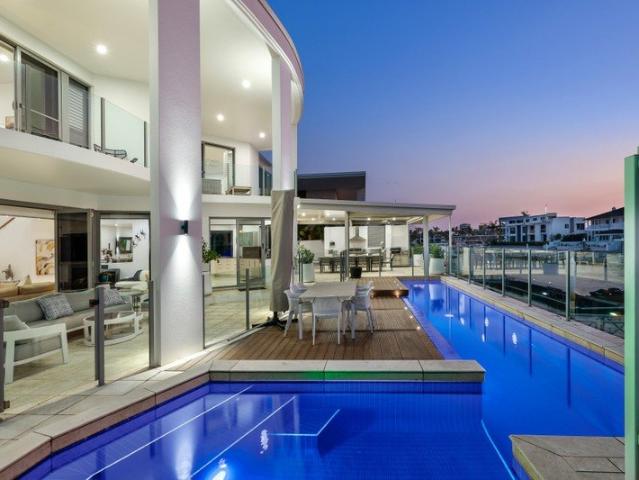 Luxury Grand Entertainer Just off Main River